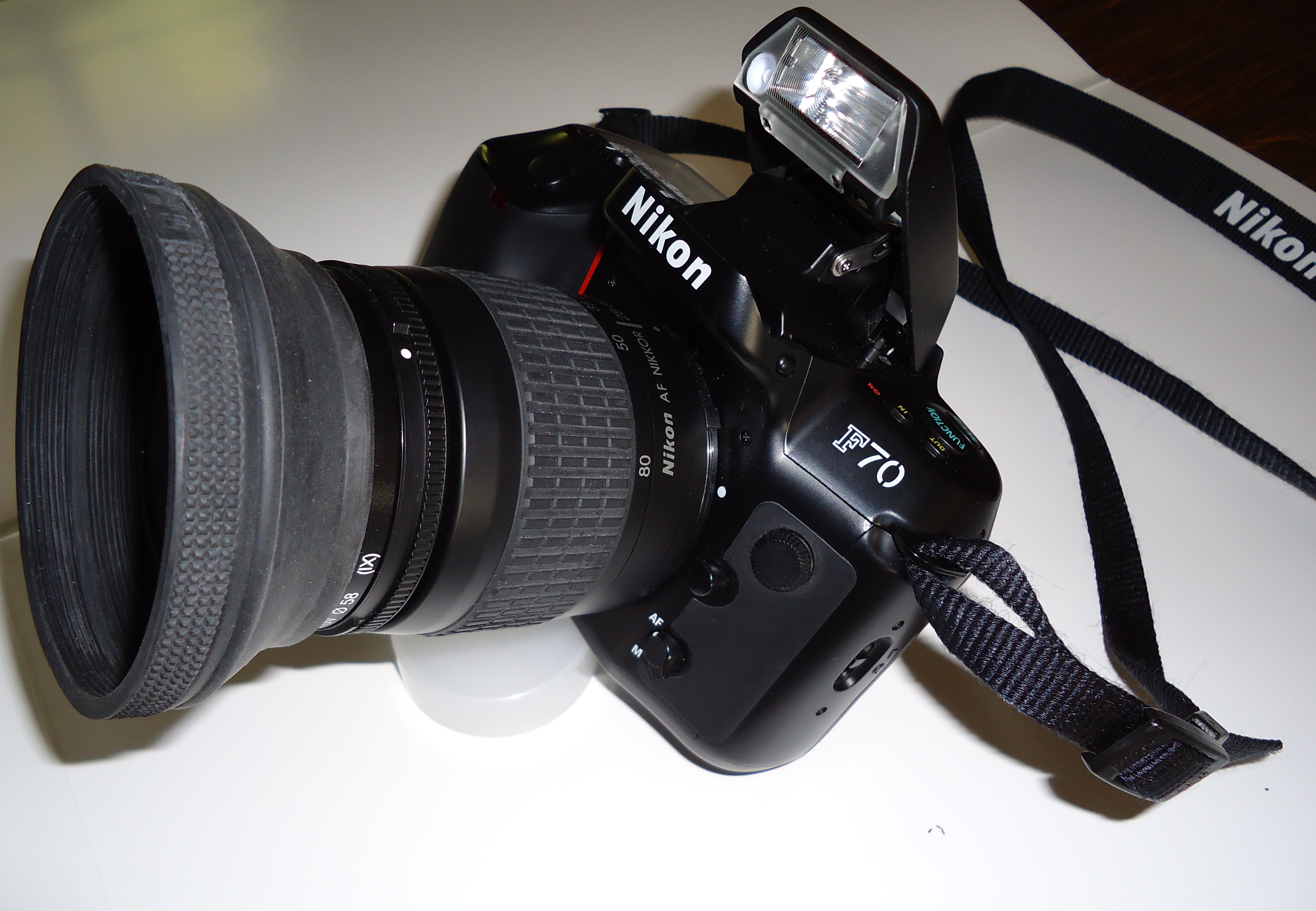 NIKON F 70 analoog lens  NIKON NIKOR 28-80