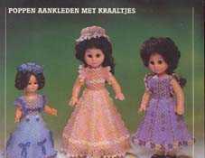 Poppen aankleden met kraaltjes,