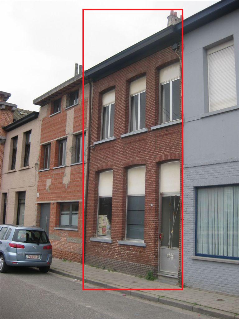 Te renoveren 2-gevel woning op een grondstuk van 535 m².