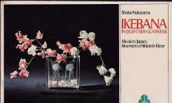 Ikebana in eigentijds glaswerk, Shoko Nakayama