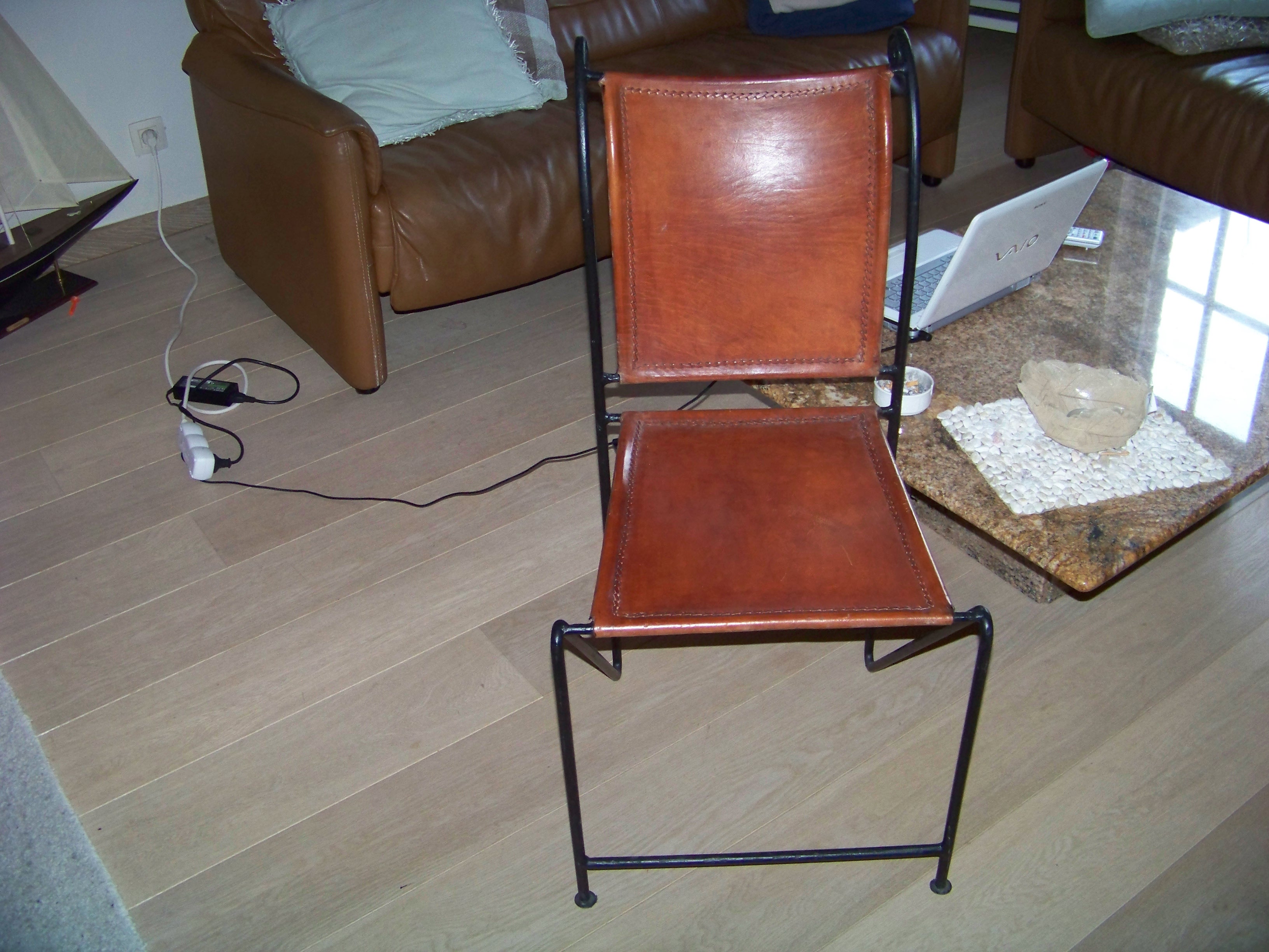 Foto 2 van zes stoelen in buffelleer