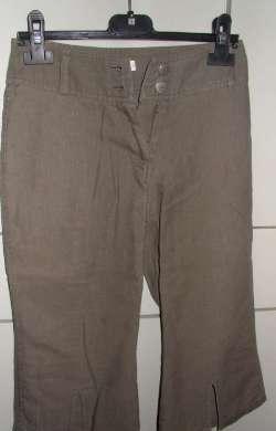 Bruinachtige halflange broek met splitten vooraan