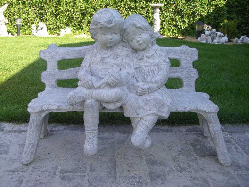 Tuinbeelden Mooie bank met kindjes (nieuw) 