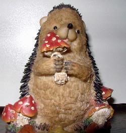 Beeldje met egel en paddestoelen