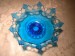 Foto 2 van GROTE BLAUWE GLAZEN SCHAAL OP VOET IN AMERIKAANS PATROONGLAS