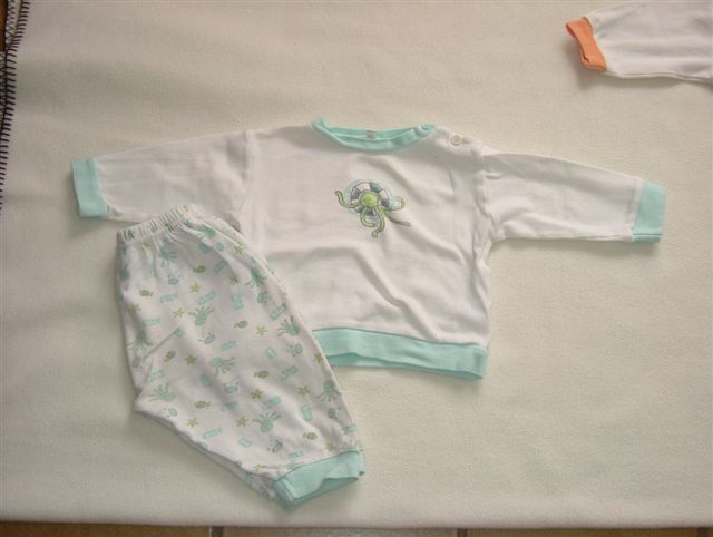 witte pyjama met ocotopus, maat 80