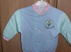 Blauw vestje met groene mouwen (maat 80)