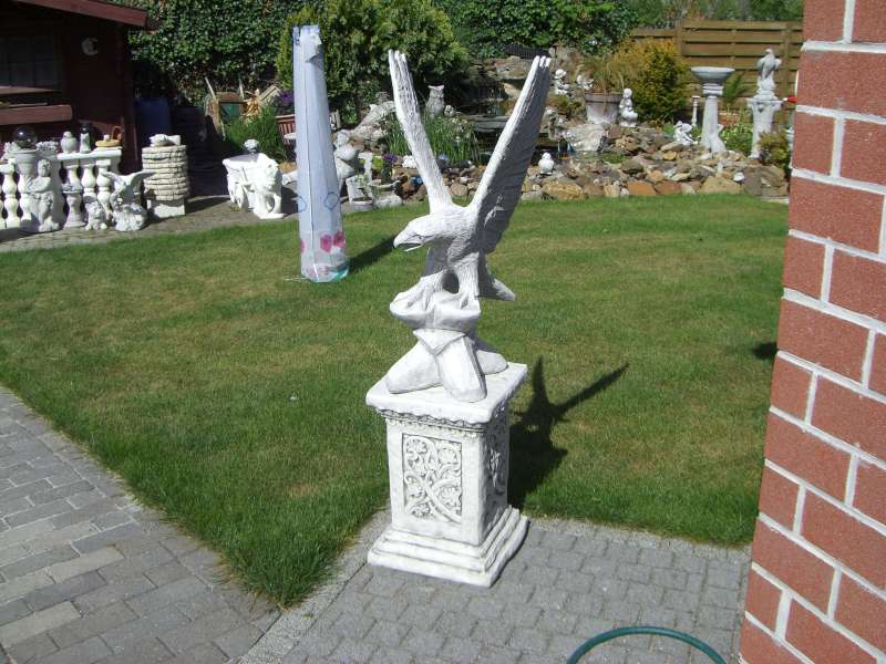 Tuinbeelden zuil+arend