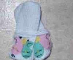 Witte babyhandschoentjes met koordje