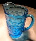 Foto 2 van GROTE BLAUWE GLAZEN KRUIK IN VROEG AMERIKAANS PATROONGLAS