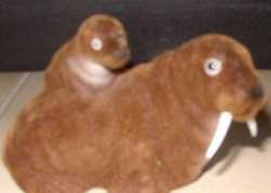 Walrusje in soort veloures (± 7 cm. hoog)