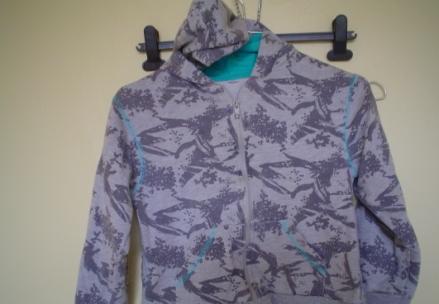 Mooi vestje sweater met kap nr 6. Weggeefprijs!!!