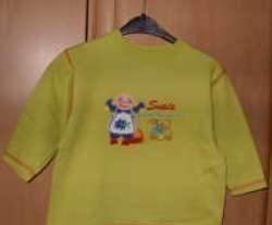 Groene sweater met tekening van kindje en hond. (maat 92)