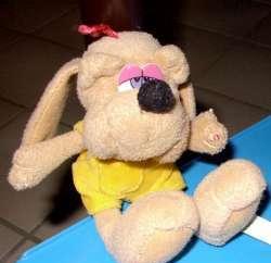 Knuffelhondje met geel broekje (ongeveer 16 cm.)