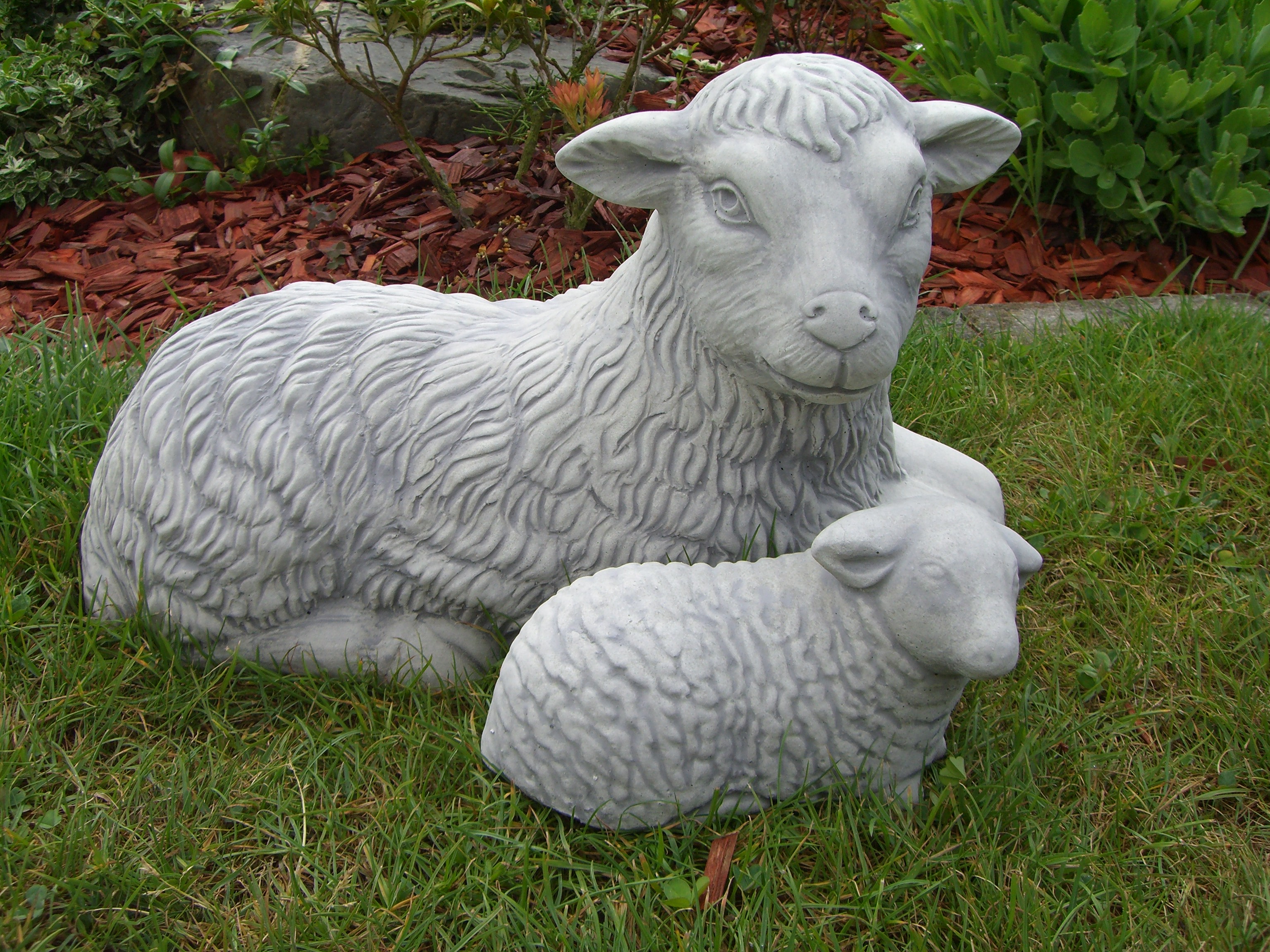 Tuinbeelden Schaap met klein schaapje uit beton 