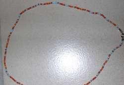 Dun pareltje met blauw, rood en orange