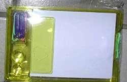 Schrijfblaadjes en paperclips in geel doosje