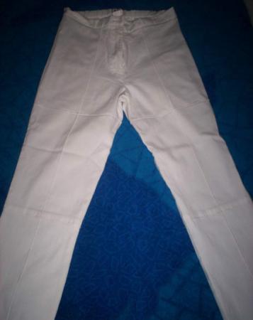 Witte pantalon met sierstiksels maat 152