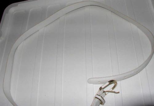 Dunne witte ceintuur (± 95 cm.)