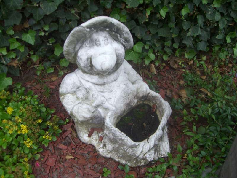 Tuinbeelden Mol met een boomstronk (bloempot) 