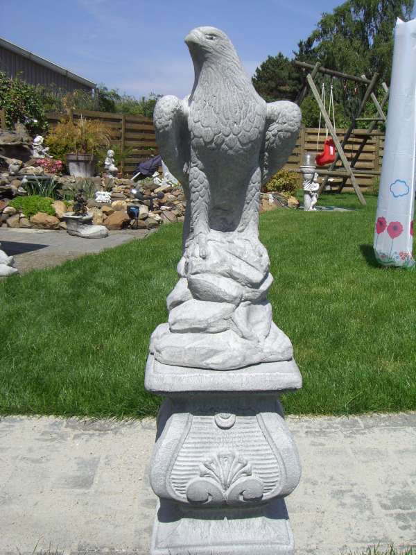 Tuinbeeld Arend met zuil 