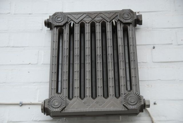 Antieke gietijzeren radiatoren, grote stock