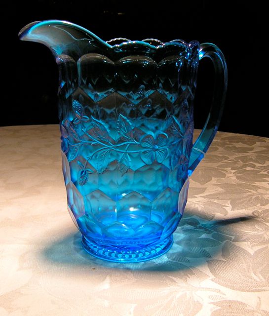 GROTE BLAUWE GLAZEN KRUIK IN VROEG AMERIKAANS PATROONGLAS